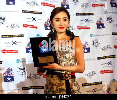 Houston, Stati Uniti d'America. 29 apr, 2017. Attrice cinese Yang mi assiste la 50th Annual WorldFest-Houston in Houston, negli Stati Uniti il 29 aprile 2017. Più di 10 film cinesi sono stati premiati qui il sabato al cinquantesimo Annual WorldFest-Houston, un indipendente international film festival, che si concluderà la domenica. Credito: Zhong Jia/Xinhua/Alamy Live News Foto Stock