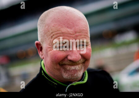 Corby, Northamptonshire, Regno Unito. Il 30 aprile, 2017. British GT racing driver Martin Short e Team ABBA con Rollcentre Racing dopo il Campionato British GT a Rockingham Motor Speedway (foto di gergo Toth / Alamy Live News) Foto Stock