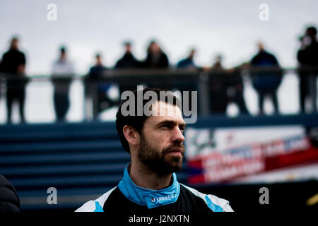 Corby, Northamptonshire, Regno Unito. Il 30 aprile, 2017. British GT racing driver Kelvin Fletcher e UltraTek Racing Team RJN prima che il Campionato British GT a Rockingham Motor Speedway (foto di gergo Toth / Alamy Live News) Foto Stock