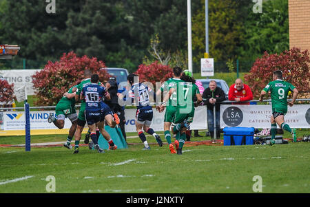 Doncaster, Regno Unito. 30 apr, 2017. London Irish fuori centro Tikoirotuma Aseli (13) passa per il London Irish di seconda prova del gioco. Doncaster Knights v London Irish nel Green King IPA Campionato Play Off prima gamba al parco del castello, 30/04/2017 KO 2:45pm. Credito: Stephen Buckley/Alamy Live News Foto Stock