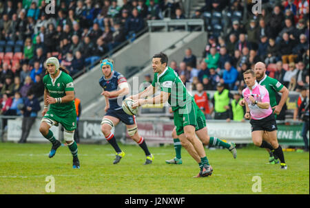 Doncaster, Regno Unito. 30 apr, 2017. London Irish fly metà James Marshall (10). Doncaster Knights v London Irish nel Green King IPA Campionato Play Off prima gamba al parco del castello, 30/04/2017 KO 2:45pm. Credito: Stephen Buckley/Alamy Live News Foto Stock