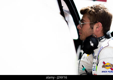 Corby, Northamptonshire, Regno Unito. Il 30 aprile, 2017. British GT racing driver Seb Morris e Parker del Team Racing Ltd prima il Campionato British GT a Rockingham Motor Speedway (foto di gergo Toth / Alamy Live News) Foto Stock