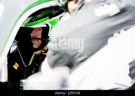 Corby, Northamptonshire, Regno Unito. Il 30 aprile, 2017. British GT racing driver Richard Neary e Team ABBA con Rollcentre Racing prima che il Campionato British GT a Rockingham Motor Speedway (foto di gergo Toth / Alamy Live News) Foto Stock