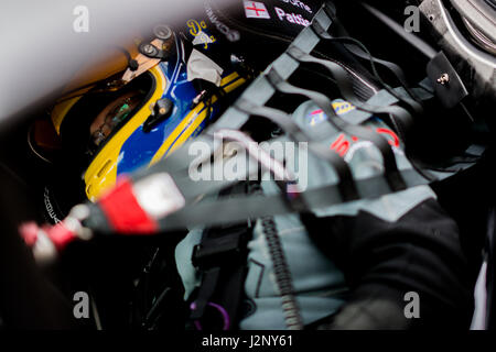 Corby, Northamptonshire, Regno Unito. Il 30 aprile, 2017. British GT racing driver David Pattison e Tolman Motorsport Ltd. prima il Campionato British GT a Rockingham Motor Speedway (foto di gergo Toth / Alamy Live News) Foto Stock