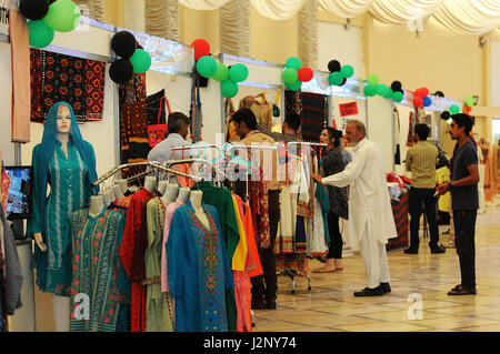 Islamabad, Pakistan. 30 apr, 2017. Visitare la gente va in stallo durante l'ultimo giorno della moda Expo 2017 a Islamabad, la capitale del Pakistan, il 30 aprile 2017. Oltre 100 exhibiters partecipato durante i due giorni di moda expo per incrementare il loro marchio. Credito: Saadia Seher/Xinhua/Alamy Live News Foto Stock