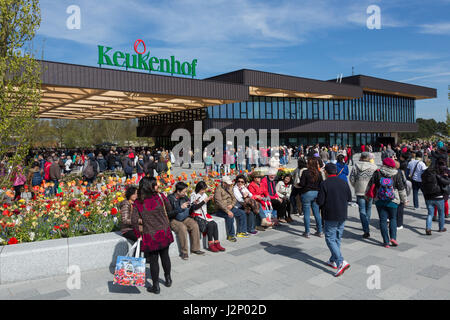 Lisse, Paesi Bassi. 30 apr, 2017. Il nuovo edificio di ingresso del Keukenhof Spring Garden è stato aperto nel Marzo 2017. Il famoso giardino ha molti fiori. Oltre un milione di visitatori ogni anno. Credito: Marcel van den Bos/Alamy Live News Foto Stock