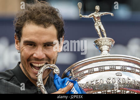 Barcellona, in Catalogna, Spagna. 30 apr, 2017. AFAEL NADAL (ESP) morsi il trofeo per il suo decimo titolo presso la "Barcelona Open Banc Sabadell' dopo aver vinto la finale contro Dominic Thiem Credito: Matthias Oesterle/ZUMA filo/Alamy Live News Foto Stock