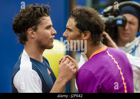 Barcellona, in Catalogna, Spagna. 30 apr, 2017. AFAEL NADAL (ESP) è congratulato da DOMINIC THIEM (AUT) per il suo decimo titolo dopo la finale di "Barcellona Open Banc Sabadell' Credit: Matthias Oesterle/ZUMA filo/Alamy Live News Foto Stock