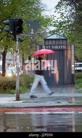 Berlino, Germania. Xii Apr, 2017. Vista di una città Toilette a Berlino, Germania, 12 aprile 2017. Foto: Jörg Carstensen/dpa/Alamy Live News Foto Stock