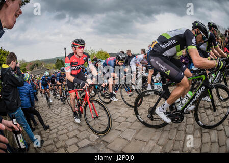 Shibden parete, Halifax, Regno Unito. 30 apr, 2017. Tour de Yorkshire cycle race sulla parete Shibden, Halifax, UK Credit: stephen FLEMING/Alamy Live News Foto Stock