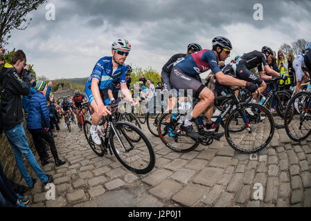 Shibden parete, Halifax, Regno Unito. 30 apr, 2017. Tour de Yorkshire cycle race sulla parete Shibden, Halifax, UK Credit: stephen FLEMING/Alamy Live News Foto Stock