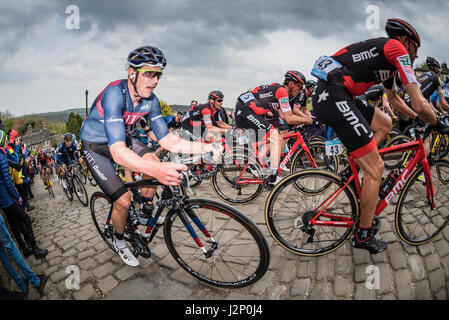 Shibden parete, Halifax, Regno Unito. 30 apr, 2017. Tour de Yorkshire cycle race sulla parete Shibden, Halifax, UK Credit: stephen FLEMING/Alamy Live News Foto Stock