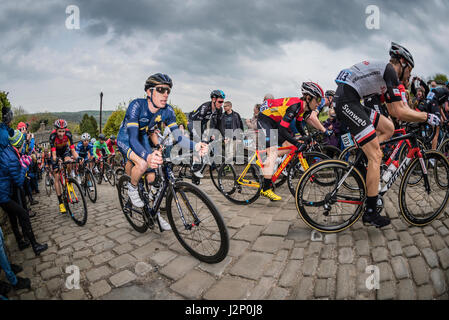 Shibden parete, Halifax, Regno Unito. 30 apr, 2017. Tour de Yorkshire cycle race sulla parete Shibden, Halifax, UK Credit: stephen FLEMING/Alamy Live News Foto Stock