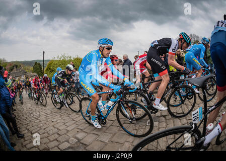 Shibden parete, Halifax, Regno Unito. 30 apr, 2017. Tour de Yorkshire cycle race sulla parete Shibden, Halifax, UK Credit: stephen FLEMING/Alamy Live News Foto Stock