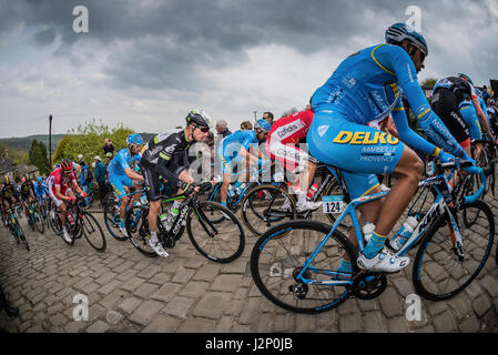 Shibden parete, Halifax, Regno Unito. 30 apr, 2017. Tour de Yorkshire cycle race sulla parete Shibden, Halifax, UK Credit: stephen FLEMING/Alamy Live News Foto Stock