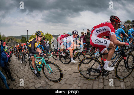 Shibden parete, Halifax, Regno Unito. 30 apr, 2017. Tour de Yorkshire cycle race sulla parete Shibden, Halifax, UK Credit: stephen FLEMING/Alamy Live News Foto Stock