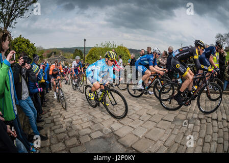 Shibden parete, Halifax, Regno Unito. 30 apr, 2017. Tour de Yorkshire cycle race sulla parete Shibden, Halifax, UK Credit: stephen FLEMING/Alamy Live News Foto Stock