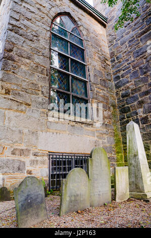 Montante di lapidi a San Pietro Chiesa Episcopale in Salem, Massachusetts. Foto Stock