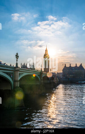 Big Ben retroilluminato, la Casa del Parlamento, il Westminster Bridge, Thames, City of Westminster, Londra, regione di Londra, Inghilterra Foto Stock