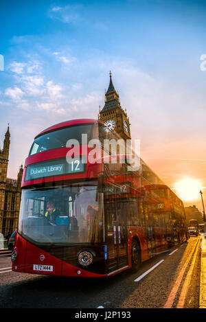 Bus rosso a due piani di fronte il Big Ben, la Casa del Parlamento, retroilluminato, Tramonto, City of Westminster, Londra, regione di Londra Foto Stock