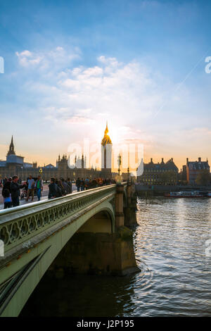 Big Ben retroilluminato, la Casa del Parlamento, il Westminster Bridge, Thames, City of Westminster, Londra, regione di Londra, Inghilterra Foto Stock