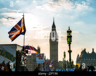 Union Jack, bandiera su un piedistallo di souvenir di fronte il Big Ben, la Casa del Parlamento, il Tamigi, Westminster Bridge, City of Westminster Foto Stock