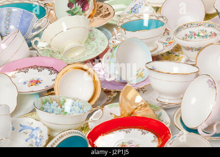 Alta risoluzione di close-up di un bellissimo ed antico tea cups e piattini raccolta, isolato su uno sfondo bianco. Foto Stock