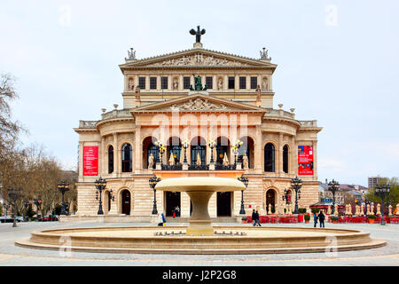 Frankfurt am Main, Germania - 20 Aprile 2013: la Alte Oper (l'Antica Opera) casa in Frankfurt am Main Foto Stock
