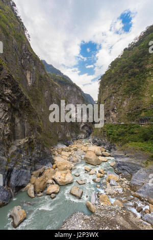 Vista dalla strada di belle montagne e canyon in Taroko, Taiwan, con scogliere di marmo e le rocce lungo un corso d'acqua Foto Stock