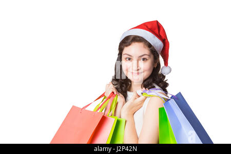 Giovane bella donna felice con cappello a Natale azienda shopping bags, isolato su sfondo bianco con spazio di copia Foto Stock