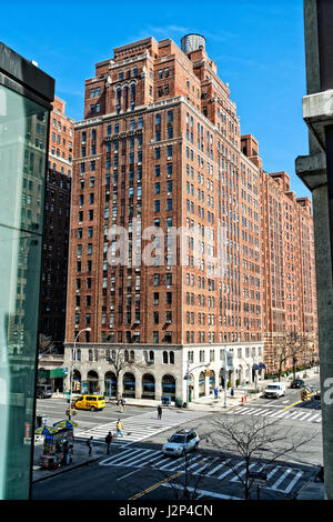 La città di New York Manhattan. Guardando a nord-est all'intersezione della decima Avenue e West 23rd Street. Londra Appartamento Terrazza Comples in backgr Foto Stock