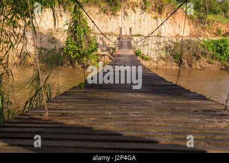 In legno antico brige imbracatura appeso sospeso sopra il fiume nel nord della Thailandia Foto Stock