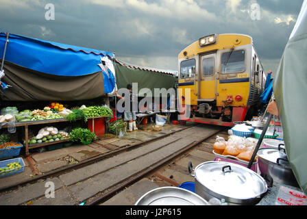 Mercato fresco sul tracciato ferroviario, Mae Klong stazione ferroviaria, Thailandia Foto Stock