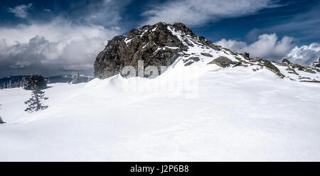 Quarzite rock formazione sulla collina pecny vertice in inverno jeseniky montagne in Repubblica ceca con la neve e il cielo blu con nuvole Foto Stock