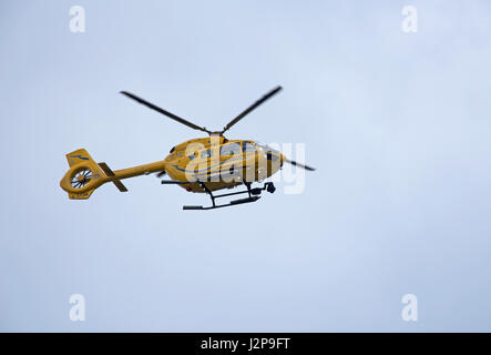 Inverness basato Helimed CE145 T2 ritorno alla base a Inverness Dalcross aeroporto, nelle Highlands Scozzesi. Foto Stock