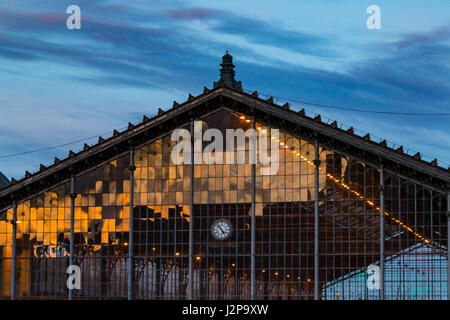 Una riflessione del tramonto sulla finestra del reticolo della Stazione Ferroviaria Nyugati Stazione di Budapest Foto Stock