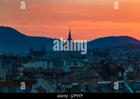 La cupola del parlamento ungherese edificio al tramonto a Budapest Foto Stock