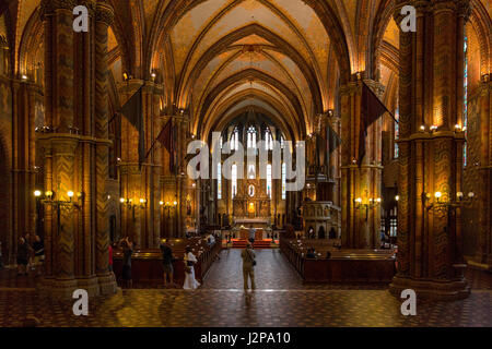 Guardando verso il basso la navata della chiesa di San Mattia a Budapest Foto Stock
