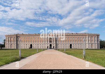 La facciata principale del Palazzo Reale di Caserta - Campania, Italia e Sud Europa Foto Stock