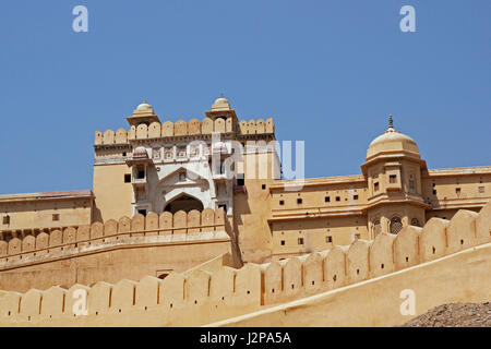 Suraj Pol. Imponente ingresso principale al Forte Amber. Edificio storico ed ex casa del maharajah di Jaipur nel Rajasthan, India. Foto Stock