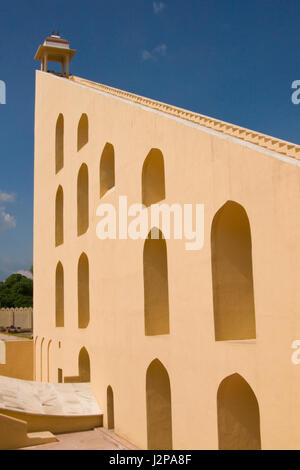 Jantar Mantar. Osservatorio costruito nei primi anni del XVIII secolo per effettuare misurazioni astonomical a Jaipur, Rajasthan, India Foto Stock