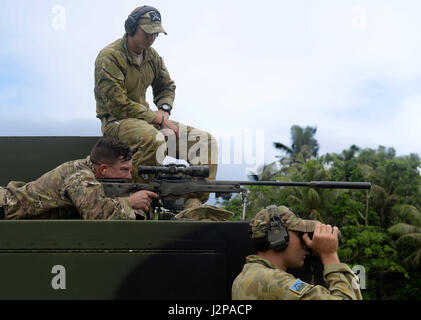 Royal Australian Air Force Aircraftman leader Brandon Holland e Owen Winkley spot U.S. Air Force Staff Sgt. David Green, un incendio del team leader dal 824th Base Defense Squadron, Moody Air Force Base, Ga, incendi una precisione International SR-98 fucile da cecchino da un Humvee Feb 13, 2017, presso Andersen AFB, Guam. Durante il live fire esercizio dell'oggetto exchange aviatori scambiate le armi per acquisire familiarità con i diversi sistemi di armamenti. (U.S. Air Force foto di Airman 1. Classe Gerald R. Willis) Foto Stock