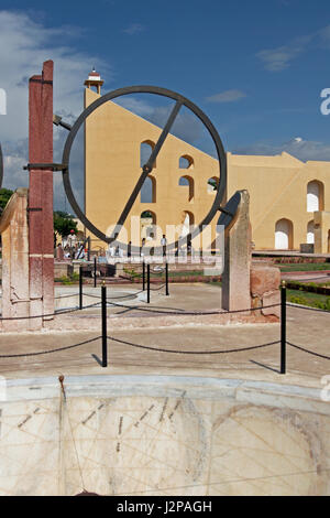 Jantar Mantar. Osservatorio costruito nei primi anni del XVIII secolo per effettuare misurazioni astronomiche. Jaipur, Rajasthan, India Foto Stock