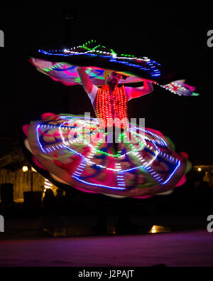 Emirati Arabi Uniti (19 marzo 2017) un ballerino esegue un Tanoura folk dance per spettatori Marines e marinai con la Makin Island anfibio gruppo pronto/xi Marine Expeditionary Unit come parte di un tour culturale tenutasi durante la loro visita di porta per gli Emirati arabi uniti, Marzo 19. Il tour includeva una duna di sabbia a Safari di un campeggio dove i Marines e marinai goduto di cibi locali, musica e ballo nativo della regione. (U.S. Marine Corps foto di Cpl. Devan K. Gowans) Foto Stock