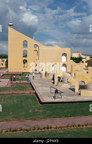 Jantar Mantar. Osservatorio costruito nei primi anni del XVIII secolo per effettuare misurazioni astronomiche. Jaipur, Rajasthan, India Foto Stock