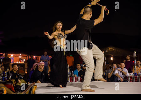 Emirati Arabi Uniti (19 marzo 2017) UN U.S. Marine con l'undicesimo Marine Expeditionary Unit danze sul palco con una danzatrice del ventre durante un tour culturale tenuto come parte USS Makin Island (LHD 8) porto visita a Dubai, 19 marzo. Porto le visite sono un aspetto unico di MEUs e consentire Marines e marinai di sbarcare le loro navi mentre trasferite in paesi stranieri per sperimentare le arti, alimenti, musica e altre culture locali. (U.S. Marine Corps foto di Cpl. Devan K. Gowans) Foto Stock