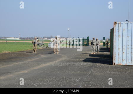 Stati Uniti Soldati del segnale 39Battaglione, sono in procinto di entrare in una zona pericolosa durante il Comandante della Formazione, 22 marzo 2017, Wingene Air Base, Locale Area Formazione. (U.S. Esercito Foto di Visual Information Specialist Henri Cambier) Foto Stock