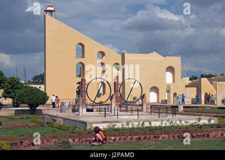 Jantar Mantar. Osservatorio costruito nei primi anni del XVIII secolo per effettuare misurazioni astronomiche. Jaipur, Rajasthan, India Foto Stock