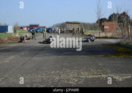 Stati Uniti Soldati del segnale 39Battaglione, reagire a fuoco indiretto durante il Comandante della Formazione, 22 marzo 2017, Wingene Air Base, Locale Area Formazione. (U.S. Esercito Foto di Visual Information Specialist Henri Cambier) Foto Stock