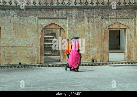 Femmina di operai al lavoro di ripristino di un vecchio palazzo all'interno del Forte Amber alla periferia di Jaipur nel Rajasthan, India Foto Stock